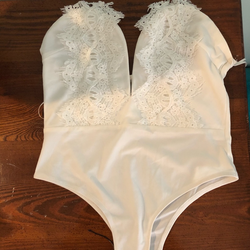 LUXXEL White Lace Strapless Bodysuit